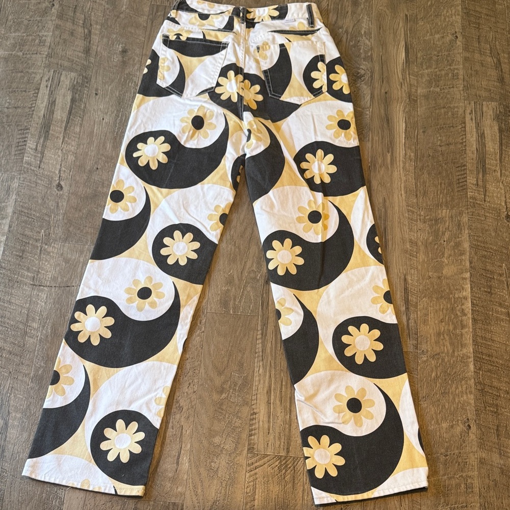 PacSun 90’s Boyfriend Black and White Flower & Ying Yang Patterned Jeans-Size 26 - Picture 5 of 10
